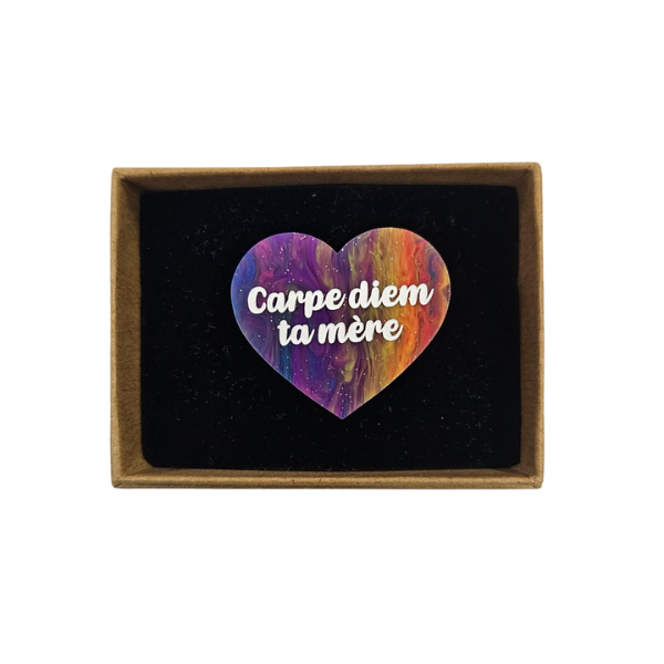 Laura coupeau - Broche "Carpe diem ta mère"